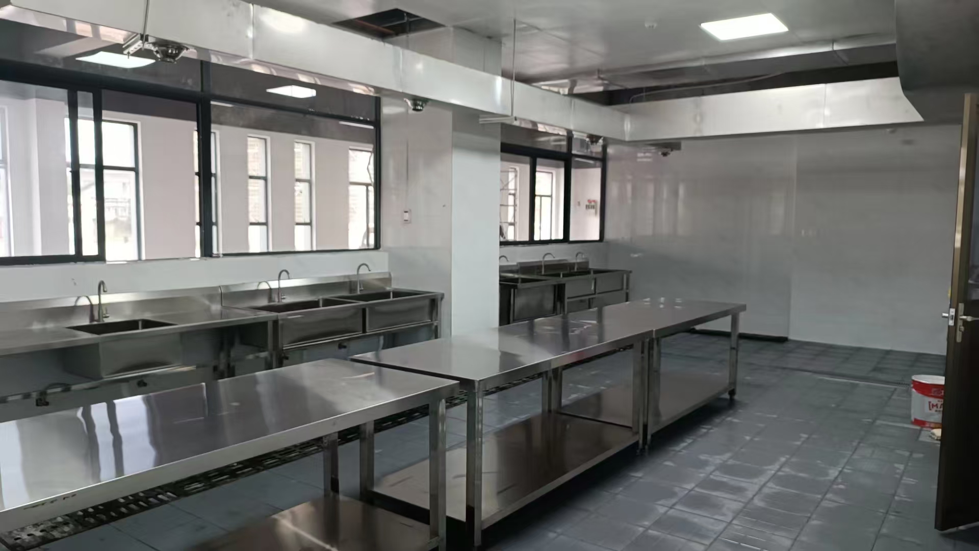 肇慶利滿順利酒店商用廚房設(shè)備維修全攻略 從炮臺(tái)灶到蒸柜，專業(yè)保養(yǎng)技巧解析